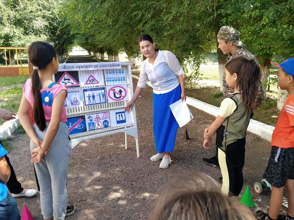 "Жол ережесін сақтайық" тақырыбында балалармен