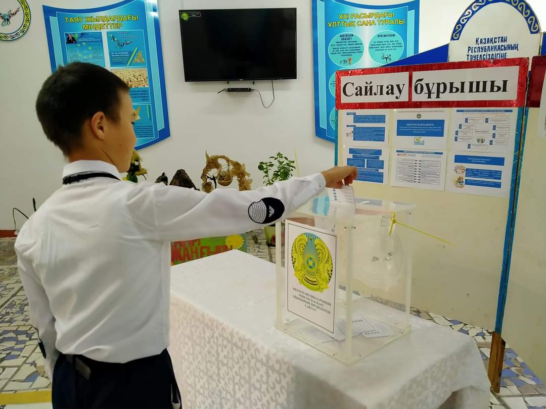  "Мектеп парламенті" президентінің сайлауы өткізілді. Сайлауға 5 үміткер қатысты.  а